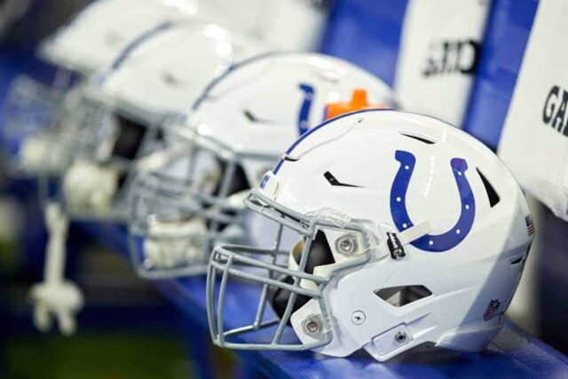 Uma visão detalhada de um capacete do Indianapolis Colts é visto colocado em um banco em ação durante o jogo de pré-temporada da NFL entre o Indianapolis Colts e o Baltimore Ravens em 20 de agosto de 2018 no Lucas Oil Stadium em Indianápolis, Indiana.