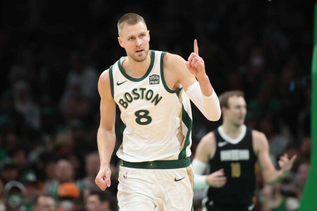 BOSTON, MASSACHUSETTS - FEVEREIRO 04: Kristaps Porzingis nº 8 do Boston Celtics reage após uma cesta feita durante o segundo tempo contra o Memphis Grizzlies no TD Garden em 04 de fevereiro de 2024 em Boston, Massachusetts.  NOTA AO USUÁRIO: O Usuário reconhece e concorda expressamente que, ao baixar e/ou usar esta fotografia, o Usuário está concordando com os termos e condições do Contrato de Licença da Getty Images.