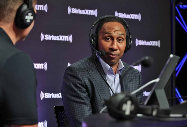 Stephen A. Smith comparece ao SiriusXM no Super Bowl LVII em 9 de fevereiro de 2023 em Phoenix, Arizona.