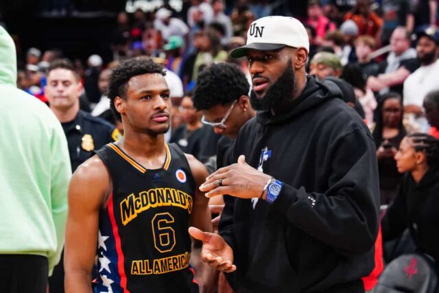 Bronny James # 6 da equipe West fala com Lebron James do Los Angeles Lakers após o jogo All-American do McDonald's High School Boys de 2023 no Toyota Center em 28 de março de 2023 em Houston, Texas.