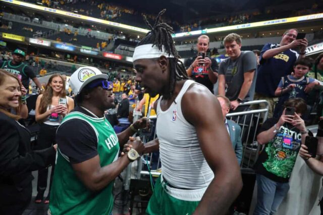 INDIANÁPOLIS, INDIAN - 25 DE MAIO: Jrue Holiday # 4 do Boston Celtics abraça Flava Flav depois de derrotar o Indiana Pacers no terceiro jogo das finais da Conferência Leste em Gainbridge Fieldhouse em 25 de maio de 2024 em Indianápolis, Indiana.  NOTA AO USUÁRIO: O Usuário reconhece e concorda expressamente que, ao baixar e/ou usar esta fotografia, o Usuário está concordando com os termos e condições do Contrato de Licença da Getty Images.