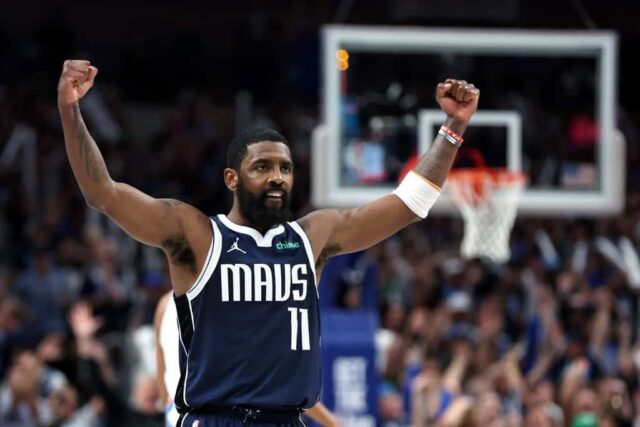 Kyrie Irving # 11 do Dallas Mavericks reage durante o quarto período contra o Oklahoma City Thunder no terceiro jogo dos playoffs da segunda rodada da Conferência Oeste no American Airlines Center em 11 de maio de 2024 em Dallas, Texas.