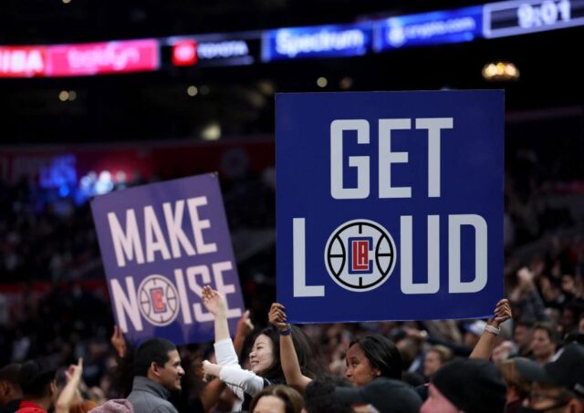 Torcedores do LA Clippers assinam durante a vitória do New Orleans Pelicans por 117-106 na Crypto.com Arena em 7 de fevereiro de 2024 em Los Angeles, Califórnia.