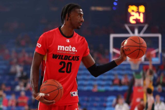 PERTH, AUSTRÁLIA - 08 DE MARÇO: Alex Sarr dos Wildcats se aquece antes do primeiro jogo da série semifinal da NBL entre Perth Wildcats e Tasmania Jackjumpers na RAC Arena, em 08 de março de 2024, em Perth, Austrália.