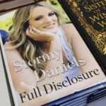 Um exemplar do livro Full Disclosure, com a autora Stormy Daniels na capa.