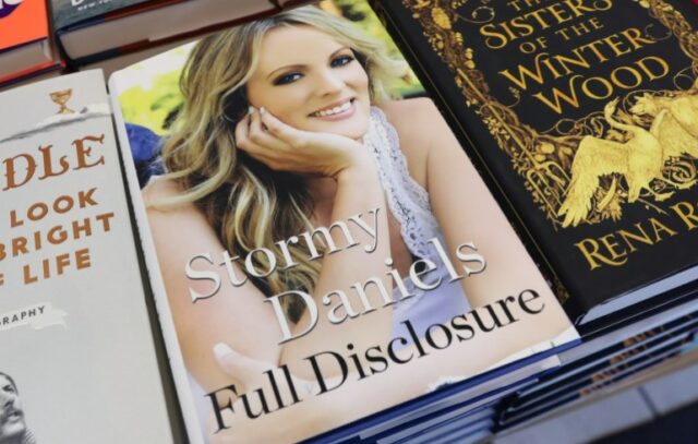 Um exemplar do livro Full Disclosure, com a autora Stormy Daniels na capa.