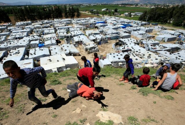 Crianças refugiadas sírias brincam juntas em um campo de refugiados sírios no vale de Bekaa, no Líbano, em 2020 (Arquivo: Ali Hashisho/Reuters)