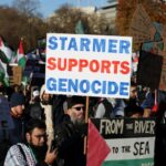 Um manifestante segura um cartaz fazendo referência ao líder do Partido Trabalhista, Keir Starmer, enquanto as pessoas protestam em solidariedade aos palestinos em Gaza, durante uma trégua temporária entre o grupo islâmico palestino Hamas e Israel, em Londres, Grã-Bretanha, 25 de novembro de 2023. REUTERS/Hollie Adams