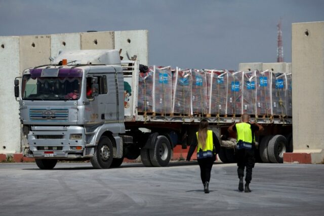 Um caminhão que transporta ajuda humanitária com destino à Faixa de Gaza passa pela área de inspeção na passagem de Kerem Shalom