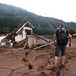 Um homem caminha por uma fazenda destruída pelas correntes das enchentes causadas pelas fortes chuvas em Jacarezinho, Rio Grande do Sul, Brasil, 5 de maio de 2024. REUTERS/Diego Vara