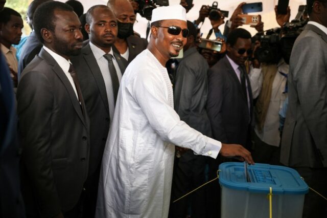 O presidente Mahamat Idriss Deby vota na corrida presidencial.