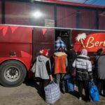 Moradores de Vovchansk e vilarejos próximos embarcam em um ônibus durante uma evacuação para Kharkiv devido ao bombardeio russo, em meio ao ataque da Rússia à Ucrânia, em um local não revelado perto da cidade de Vovchansk, na região de Kharkiv, Ucrânia, em 10 de maio de 2024. REUTERS/Vyacheslav Madiyevskyy
