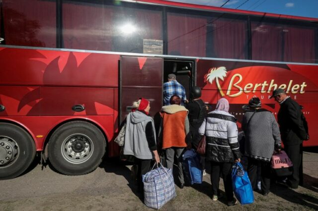 Moradores de Vovchansk e vilarejos próximos embarcam em um ônibus durante uma evacuação para Kharkiv devido ao bombardeio russo, em meio ao ataque da Rússia à Ucrânia, em um local não revelado perto da cidade de Vovchansk, na região de Kharkiv, Ucrânia, em 10 de maio de 2024. REUTERS/Vyacheslav Madiyevskyy