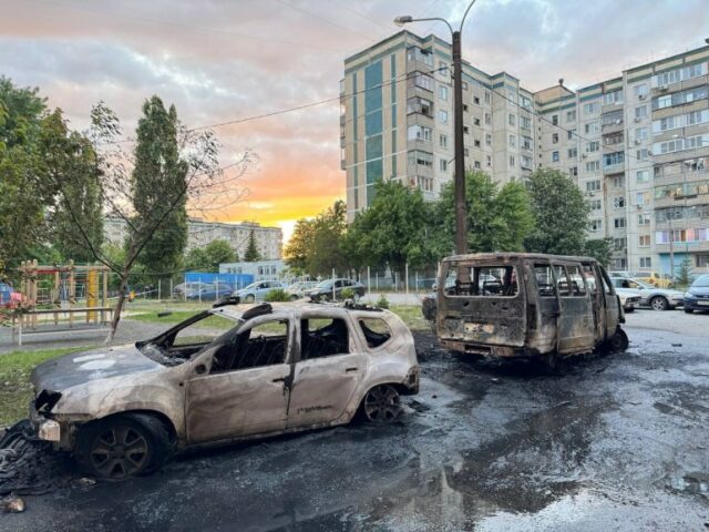 Uma imagem mostra veículos danificados no local de um recente ataque militar, o que as autoridades locais chamaram de ataque aéreo ucraniano, durante o conflito Rússia-Ucrânia, em um local indicado como Belgorod, na Rússia, nesta imagem divulgada em 11 de maio , 2024. Governador da região russa de Belgorod, Vyacheslav Gladkov via Telegram/Folheto via REUTERS ATENÇÃO EDITORES - ESTA IMAGEM FOI FORNECIDA POR TERCEIROS.  SEM REVENDAS.  SEM ARQUIVOS.  CRÉDITO OBRIGATÓRIO.