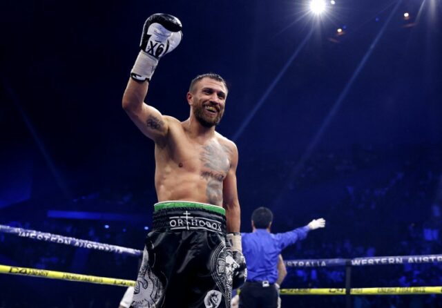 Boxe - Título leve IBF - Vasiliy Lomachenko x George Kambosos Jr - RAC Arena, Perth, Austrália - 12 de maio de 2024 Vasiliy Lomachenko comemora após vencer a luta Richard Wainwright / AAP Imagem via REUTERS ATENÇÃO EDITORES - ESTA IMAGEM FOI FORNECIDA POR TERCEIROS.  SEM REVENDAS.  SEM ARQUIVOS.  AUSTRÁLIA FORA.  NOVA ZELÂNDIA FORA