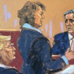 Michael Cohen é questionado por um promotor enquanto Donald Trump observa, neste esboço do tribunal