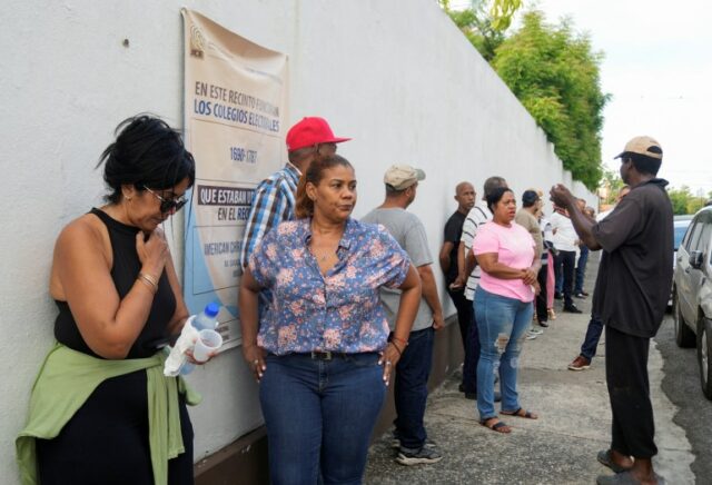 Pessoas fazem fila para votar na República Dominicana