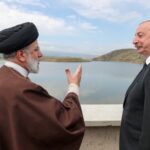 O presidente iraniano, Ebrahim Raisi, e o presidente do Azerbaijão, Ilham Aliyev, visitam a barragem Qiz-Qalasi, na fronteira entre o Azerbaijão e o Irã,