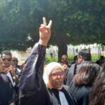 Um advogado protesta diante do tribunal principal de Túnis.  (Al Jazeera)