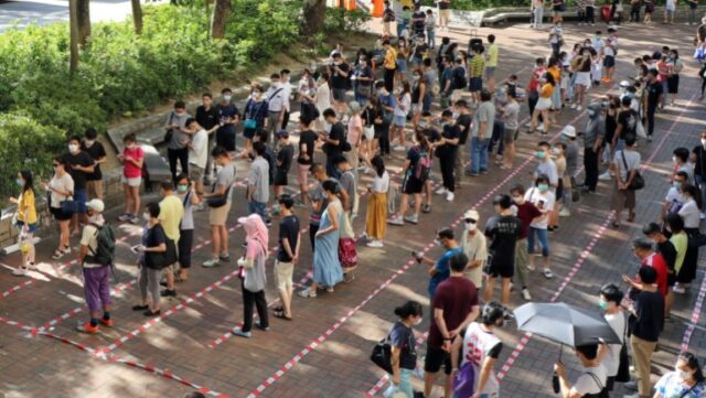 Eleitores fazem fila para votar durante as eleições primárias destinadas a selecionar candidatos à democracia, em Hong Kong