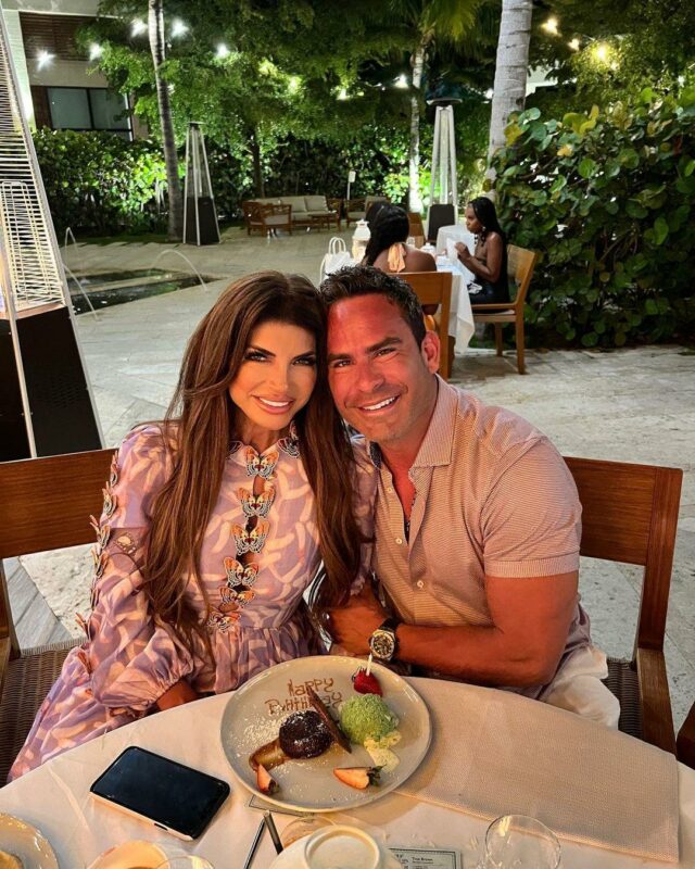 Teresa Giudice e Luis Ruelas sorrindo.