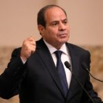 O presidente egípcio Abdel-Fattah al-Sisi fala durante uma conferência de imprensa conjunta com o presidente francês após as conversações no Cairo, em 25 de outubro