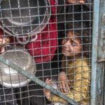 JABALIA, GAZA - MARÇO 27: Multidão de palestinos famintos, incluindo crianças, espera para receber alimentos distribuídos por organizações de caridade em meio ao bloqueio de Israel enquanto a situação se deteriora dramaticamente no campo de refugiados de Jabalia, Gaza, em 27 de março de 2024. (Mahmoud Issa - Agência Anadolu)