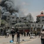 RAFAH, GAZA - 07 DE MAIO: RAFAH, GAZA - 07 DE MAIO: A fumaça sobe do shopping center após o ataque aéreo israelense no leste de Rafah