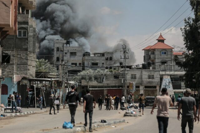 RAFAH, GAZA - 07 DE MAIO: RAFAH, GAZA - 07 DE MAIO: A fumaça sobe do shopping center após o ataque aéreo israelense no leste de Rafah