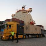 Um caminhão transportando carga do Afeganistão para a Índia no porto de Chabahar