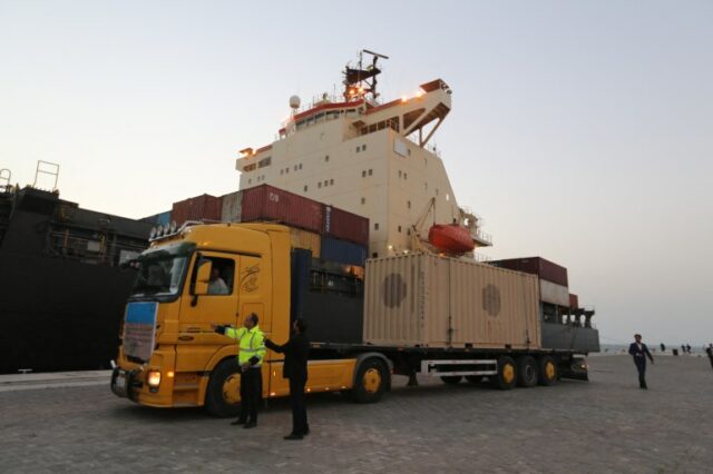 Um caminhão transportando carga do Afeganistão para a Índia no porto de Chabahar