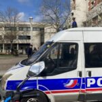 Uma foto mostra uma van da polícia em frente à delegacia de La Courneuve, um subúrbio ao norte de Paris.