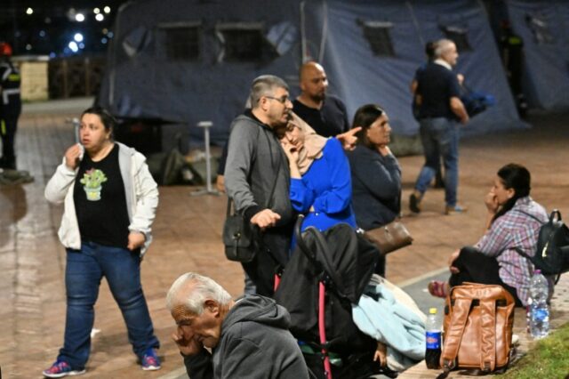 Moradores se reúnem perto de um acampamento improvisado montado pela proteção civil na área portuária depois que uma onda de tremores de intensidade não vista há décadas foi registrada em Pozzuoli, em 21 de maio de 2024 - Serviços de emergência na área relataram rachaduras e pedaços caindo de edifícios, enquanto um vídeo amador de um supermercado na cidade de Pozzuoli mostrava garrafas espalhadas pelo chão depois de serem sacudidas das prateleiras.