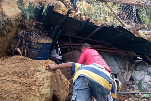 Moradores examinam uma casa demolida no local de um deslizamento de terra na vila de Yambali, na região de Maip Mulitaka, na província de Enga, Papua Nova Guiné, em 25 de maio de 2024. Equipes de resgate começaram a chegar ao local de um grande deslizamento de terra na remota Papua Nova Guiné. terras altas em 25 de maio, ajudando os moradores a procurar dezenas de pessoas que se temiam mortas sob os enormes montes de entulho e lama.  (Foto da AFP)