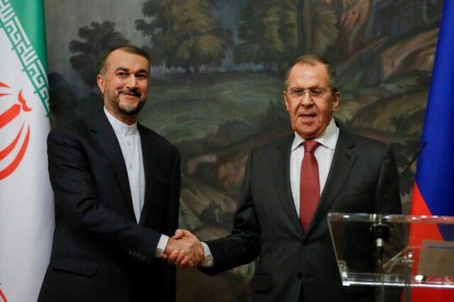 O ministro das Relações Exteriores da Rússia, Sergey Lavrov, à direita, e o ministro das Relações Exteriores do Irã, Hossein Amirabollahian, apertam as mãos