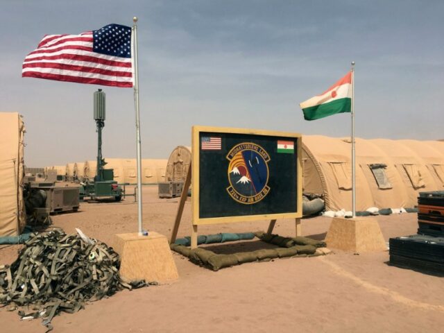 Uma bandeira dos EUA e do Níger é hasteada lado a lado no acampamento base para as forças aéreas e outro pessoal que apoia a construção da Base Aérea do Níger 201 em Agadez