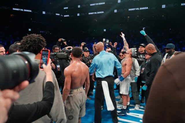 Ryan Garcia, à direita, comemora após vencer uma luta de boxe superleve contra Devin Haney no domingo, 21 de abril de 2024, em Nova York.  Garcia venceu a luta.  (Foto AP/Frank Franklin II)