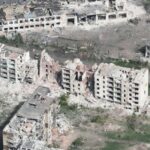 Uma foto de drone de Chasiv Yar mostra prédios de apartamentos destruídos e crateras de bombas.