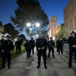 A polícia se posiciona no campus da UCLA perto de um acampamento montado por manifestantes pró-palestinos na quarta-feira, 1º de maio de 2024, em Los Angeles