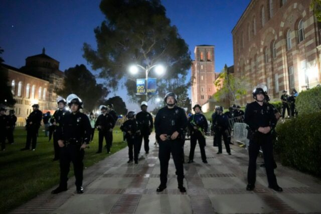 A polícia se posiciona no campus da UCLA perto de um acampamento montado por manifestantes pró-palestinos na quarta-feira, 1º de maio de 2024, em Los Angeles