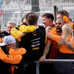 Os membros da equipe de box da McLaren comemoram depois que o piloto da McLaren Lando Norris, da Grã-Bretanha, venceu a corrida automobilística do Grande Prêmio de Fórmula 1 de Miami no domingo, 5 de maio de 2024, em Miami Gardens, Flórida.