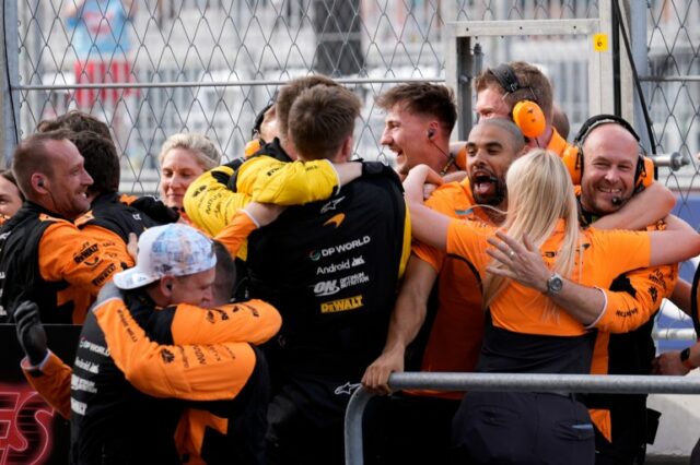 Os membros da equipe de box da McLaren comemoram depois que o piloto da McLaren Lando Norris, da Grã-Bretanha, venceu a corrida automobilística do Grande Prêmio de Fórmula 1 de Miami no domingo, 5 de maio de 2024, em Miami Gardens, Flórida.