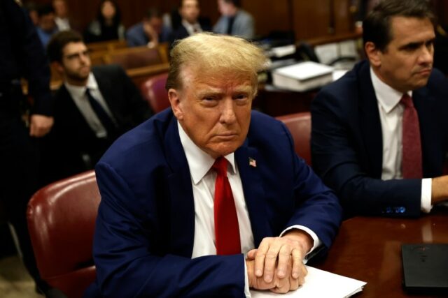 Donald Trump aguarda o início de uma audiência em seu julgamento secreto em Nova York em 6 de maio