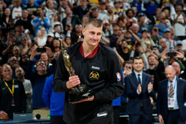 Nikola Jokic, pivô do Denver Nuggets, sorri ao segurar o troféu por ser nomeado MVP da NBA, durante uma cerimônia antes do jogo 5 da série de playoffs da segunda rodada de basquete da NBA contra o Minnesota Timberwolves na terça-feira, 14 de maio de 2024, em Denver (AP Photo /David Zalubowski)