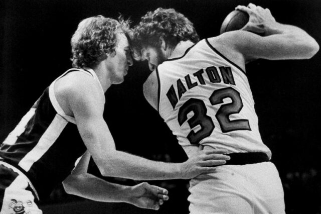 Bill Walton avança em direção à cesta em um jogo da NBA de 1978