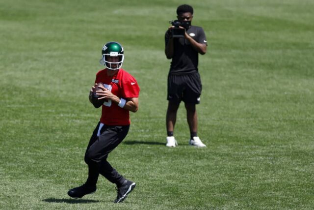 FLORHAM PARK, NOVA JERSEY - 21 DE MAIO: Aaron Rodgers nº 8 do New York Jets participa de treinos durante o treino fora de temporada do New York Jets OTA no Atlantic Health Jets Training Center em 21 de maio de 2024 em Florham Park, Nova Jersey.