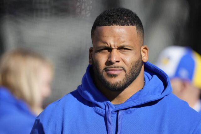 SANTA CLARA, CALIFÓRNIA - 07 DE JANEIRO: Aaron Donald # 99 do Los Angeles Rams observa durante um jogo contra o San Francisco 49ers no Levi's Stadium em 07 de janeiro de 2024 em Santa Clara, Califórnia.