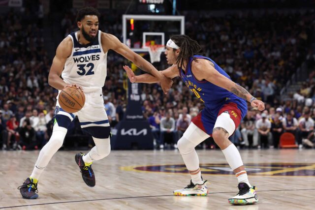 DENVER, COLORADO - 04 DE MAIO: Karl-Anthony Towns nº 32 do Minnesota Timberwolves dribla contra Aaron Gordon nº 50 do Denver Nuggets durante o terceiro quarto no Jogo Um dos Playoffs da Segunda Rodada da Conferência Oeste na Ball Arena em 04 de maio de 2024 em Denver, Colorado.  NOTA AO USUÁRIO: O usuário reconhece e concorda expressamente que, ao baixar e/ou usar esta fotografia, o usuário concorda com os termos e condições do Contrato de Licença da Getty Images.