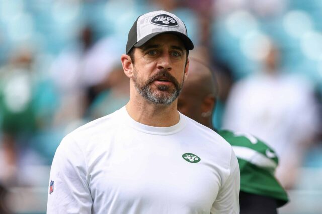 MIAMI GARDENS, FLÓRIDA - 17 DE DEZEMBRO: Aaron Rodgers nº 8 do New York Jets observa antes de um jogo contra o Miami Dolphins no Hard Rock Stadium em 17 de dezembro de 2023 em Miami Gardens, Flórida.