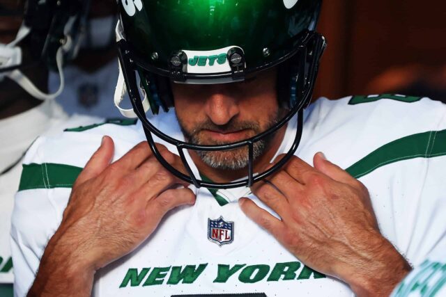 Aaron Rodgers, nº 8 do New York Jets, espera no túnel antes de um jogo de pré-temporada contra o New York Giants no MetLife Stadium em 26 de agosto de 2023 em East Rutherford, Nova Jersey.